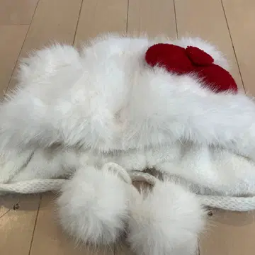 키티 퍼 소재의 화이트 모자 빨간색 리본 포함