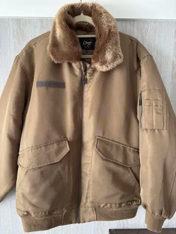 퍼 달린 브라운 점퍼