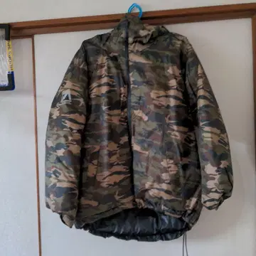 카모플라쥬 다운 자켓 M 로고 포함