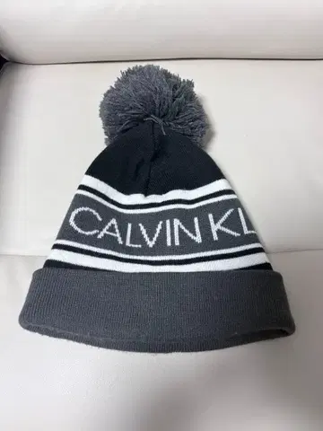 Calvin Klein 폼폼 포함 니트 모자