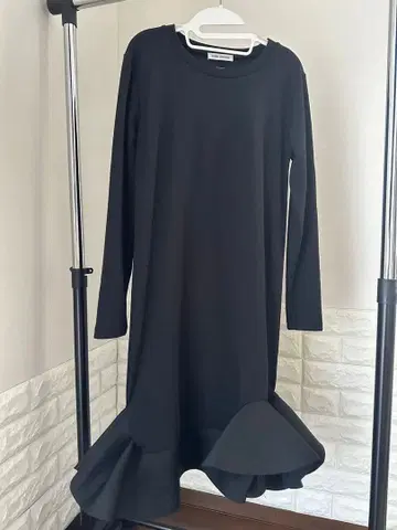 블랙 긴팔 플레어 밑단 원피스