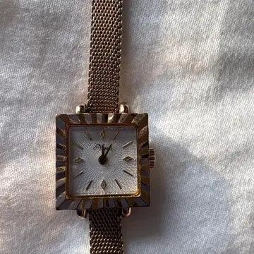 브라운 메쉬 밴딩 스퀘어 페이스 시계