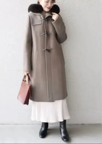 퍼가 달린 그레이 더플 코트