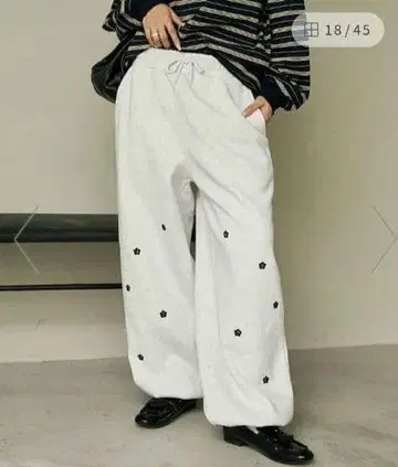 플라워 모티브 자수 드로스트 코드 와이드 팬츠. 라이트 그레이