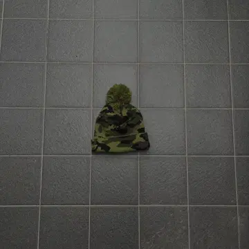 카모 패턴 폼폼 포함 니트 모자