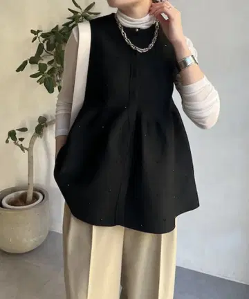 [미사용 새상품] 플레어 실루엣 큐빅 니트 베스트(블랙)