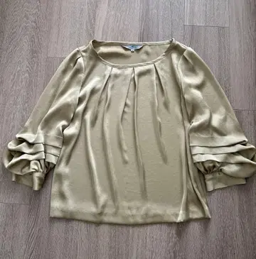 Viaggio Blue 광택감 있는 베이지 프릴 7부 소매 블라우스