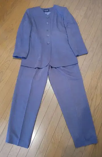 그레이 옷깃 없는 스웨이드풍 팬츠 수트 상하의 9호 ELLE LOUNGE