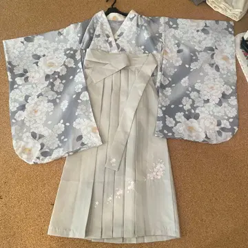 꽃무늬 그레이 하카마, 벚꽃 자수 포함