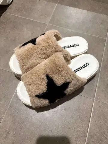 CONVERSE 퍼 샌들 별 모양 디자인