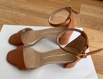 라부타 브라운 앵클 스트랩 샌들