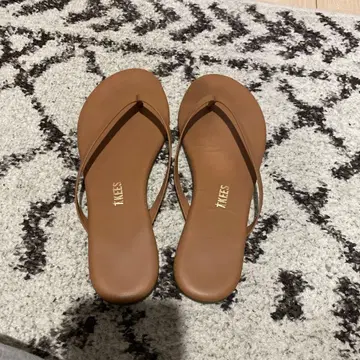 TKEES 브라운 플랫 샌들