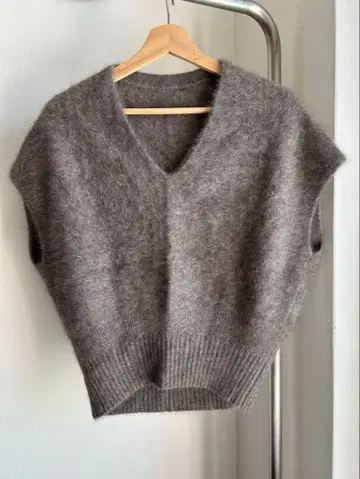 NOBLE 그레이 V넥 슬리브리스 니트 베스트