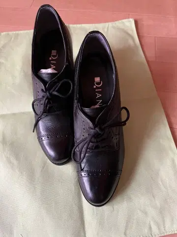 D. IAN 블랙 레이스업 펌프스