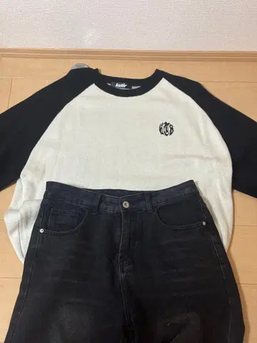 kutir 화이트/블랙 래글런 니트와 블랙 와이드 팬츠 세트