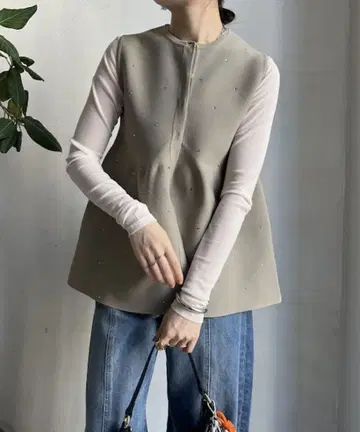 [ 미사용 새상품 ] 플레어 실루엣 큐빅 니트 베스트(베이지)