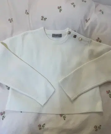 저스길리티의 멀티 버튼 니트