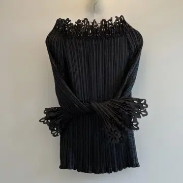 유키코 하나이 블랙 플리츠 블라우스