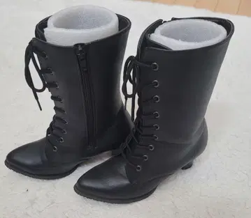 블랙 레이스업 부츠 중간 굽