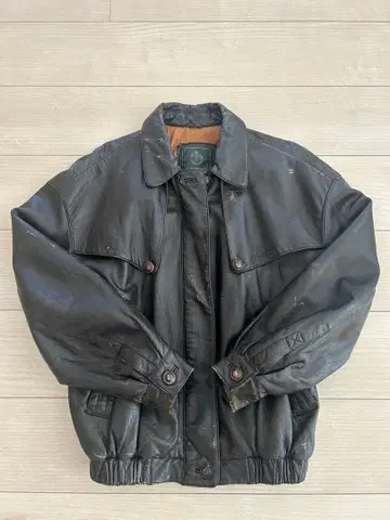 블랙 가죽 자켓 버튼 포함