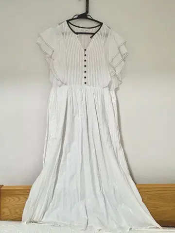 To b. by agnesb 화이트 프릴 소매 슬리브리스 원피스 36