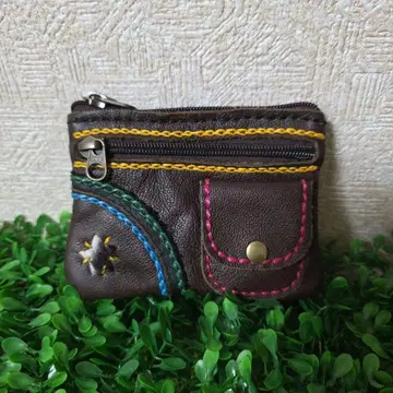 브라운 가죽 자수 코인 케이스