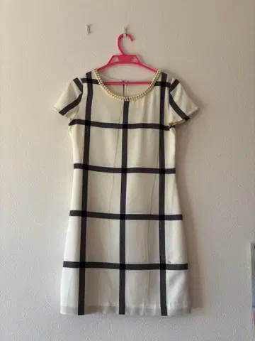 체크 무늬 반팔 무릎 기장 원피스