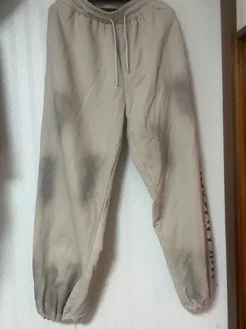 베이지 스웨트 팬츠
