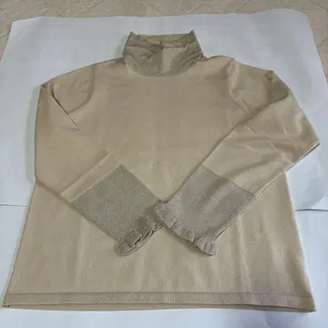 베이지 터틀넥 스웨터 프릴 소매