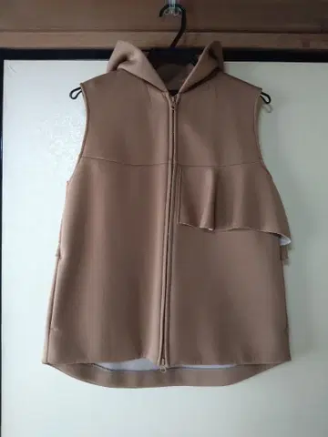 새상품급 HERENCIA 폰딩 프릴 베스트 38