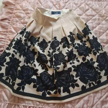 엠즈 그레이시 플라워 프린트 플레어 스커트 무릎 기장 베이지/블랙