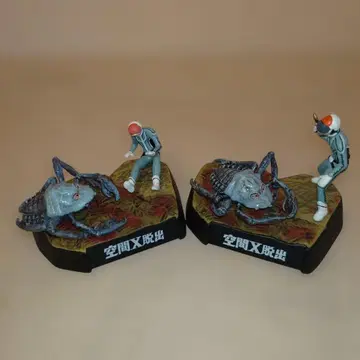 울트라 괴수 명감 [ 공간 X 탈출 ] 2개 세트 새상품급 박스 없음