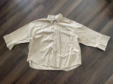 로데오 크라운의 소매 프릴이 귀여운 자켓