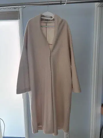 베이지 롱 코트 버튼 2개 포켓 있음