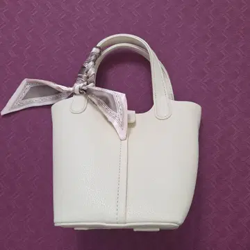 화이트 가죽 숄더백 스카프 포함