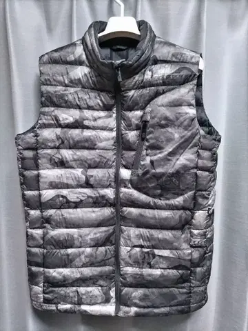 BURTON AK 다운 베스트 카모플라주 패턴