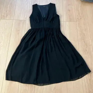 슬리브리스 무릎 기장 원피스 블랙