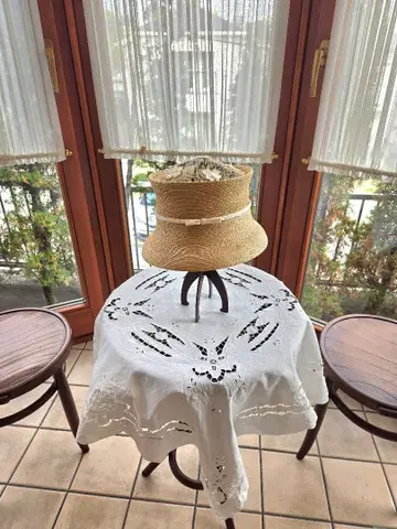 플라워 모티브가 달린 베이지 밀짚모자