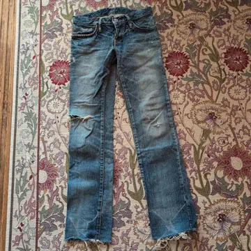 슬림핏 데님 파랑 무릎 데미지