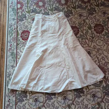 화이트 코튼 플레어 스커트