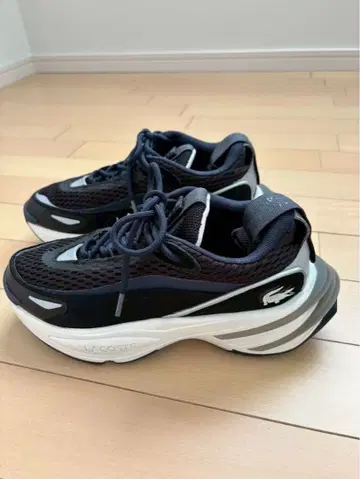 LACOSTE 네이비 스니커즈