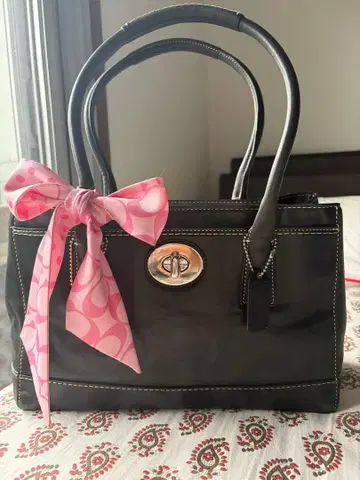 블랙 가죽 토트백 핑크 리본