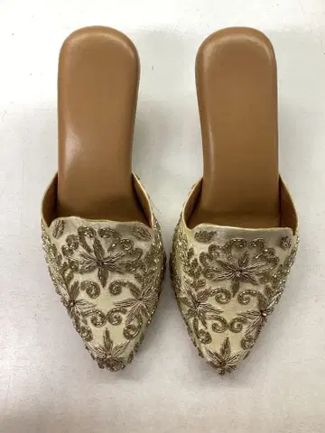 아이보리 자수 비즈 장식 하이힐 샌들