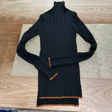 새상품 유나이티드 애로우즈 리브 하이넥 스웨터 블랙 오렌지