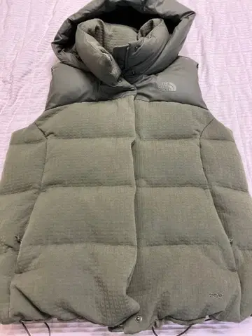 THE NORTH FACE 후드 부착 다운 베스트 올리브 그린