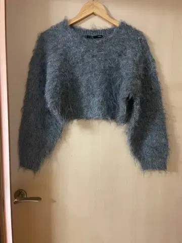 그레이 숏 샤기 니트