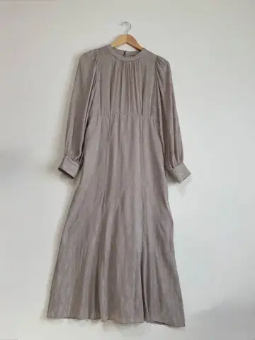 드레이프감 새틴 밴드 카라 롱 원피스 베이지