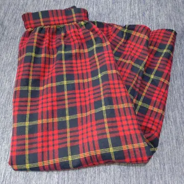 빨간색과 블랙 체크 무늬 플레어 스커트