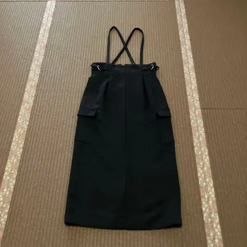 블랙 타이트 스커트 스트랩 포함