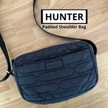 HUNTER 헌터 패디드 숄더백 color: Black